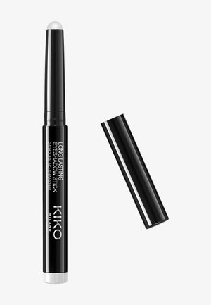 Zwarte, cilindervormige oogschaduwstick met een metallic zilverkleurige punt en afneembare dop. Voorzien van het merk "KIKO MILANO" en de tekst "LONG LASTING".