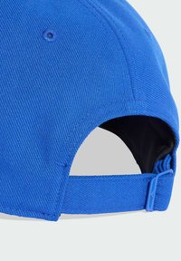 Plavi šešir s teksturiranim materijalom, koji ima zakrivljeni vizir, podesivu traku straga i ventilacijski otvor blizu vrha.