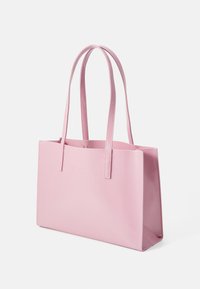 Bolsa tote em pele sintética cor-de-rosa com duas alças superiores, forma retangular, textura suave e sem padrões ou adornos visíveis.