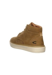 Braunes Wildleder-Ankle-Boot mit runder Zehenpartie, beigefarbenem Gummisohle und kontrastierenden Schnürsenkeln. Verfügt über ein kleines schwarzes Logo an der Ferse.