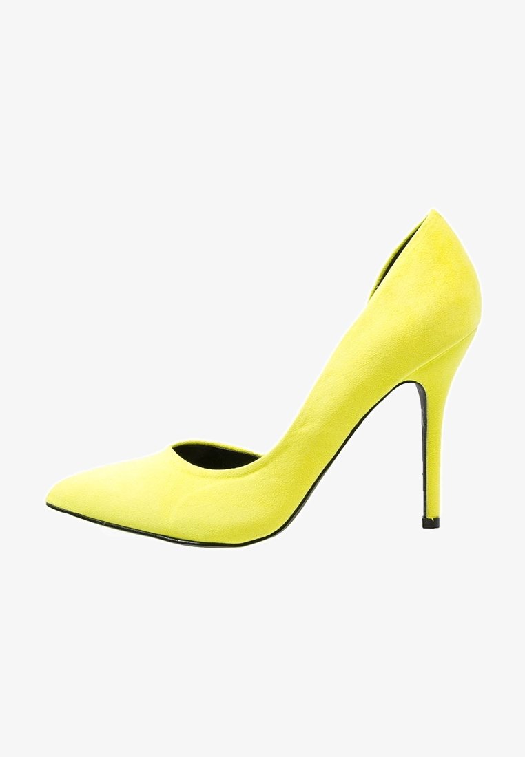 Escarpin stiletto à talon haut en daim jaune, bout pointu et talon fin, vue de profil latéral sur fond blanc.