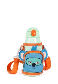 Wasserflasche für Kinder mit grünem Körper, orangefarbener Taste und Umhängetasche mit einem blauen Cartoon-Tiergesicht, das Ohren und einen Schulterriemen hat.