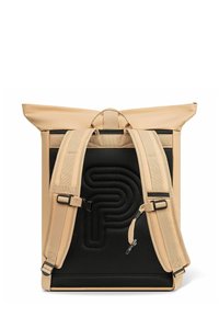 Mochila de rollo con exterior impermeable beis y panel trasero negro texturizado. Presenta correas ajustables y un asa en la parte superior.