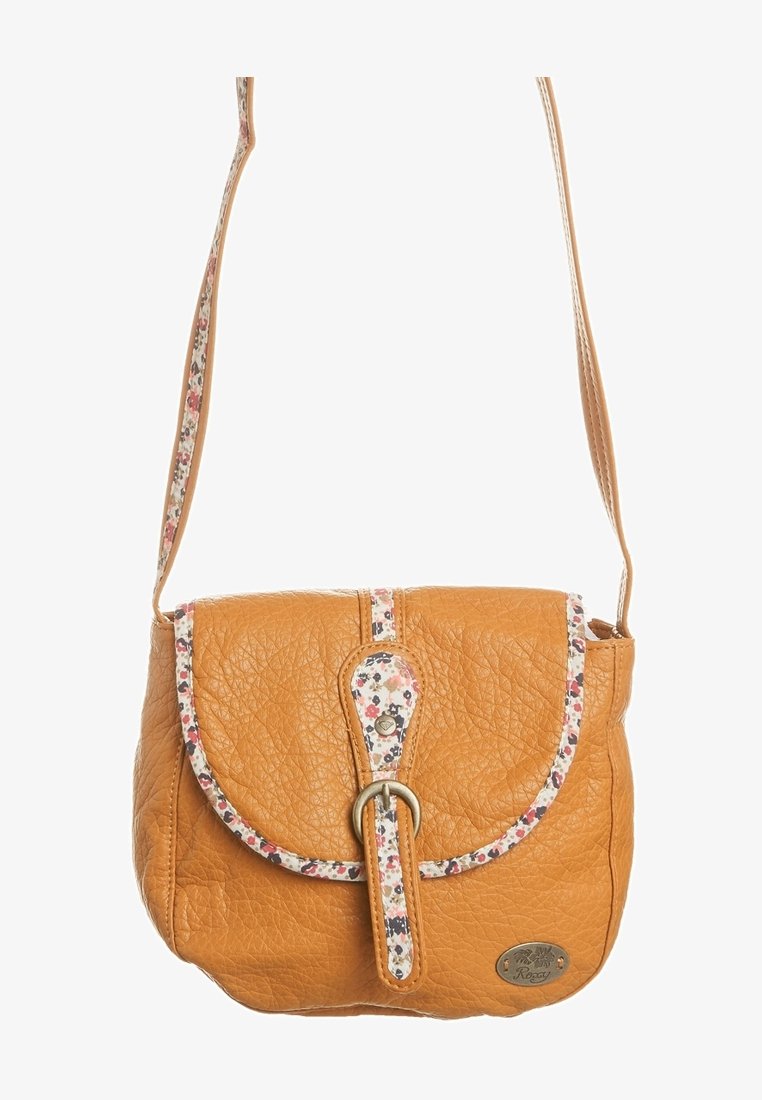 Tan læder crossover taske med blomster mønstret rem og dekorativ spænde. Rund form og tekstureret overflade for visuel interesse.