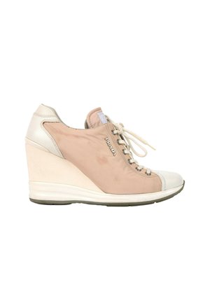 Beiger und weißer Keil-Sneaker mit Schnürsenkeln und Prada-Logo an der Seite, zeigt das rechte äußere Profil.