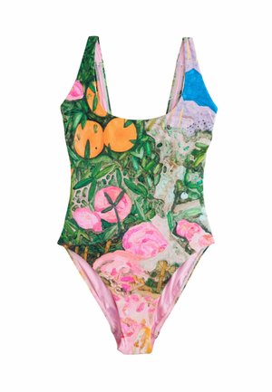 Jednoczęściowy strój kąpielowy z kolorowym nadrukiem kwiatów i owoców, przedstawiający pomarańcze, różowe kwiaty i zielone liście na jasnym tle.