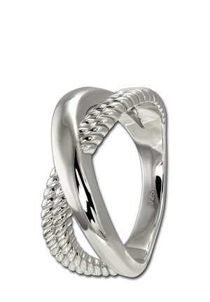 Silberner Ring mit einem gedrehten Seil-Detail. Glatte, reflektierende Oberfläche mit einem geteilten Design und einer eingravierten "925", die auf Sterlingsilber hinweist.