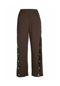 Rudi atsipalaidavę kelnės su elastine juosta, su juodomis šoninėmis juostomis ir snap mygtukais palei kojas.