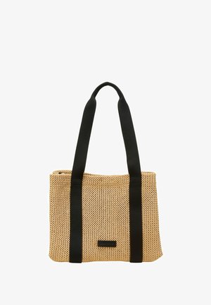 Sac fourre-tout tissé beige avec des poignées en tissu noir. Présente une fermeture éclair et un petit accent rectangulaire sur le côté.