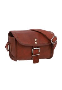 Borsa a tracolla in pelle marrone con fibbia frontale, tracolla regolabile e cuciture a vista su sfondo bianco.