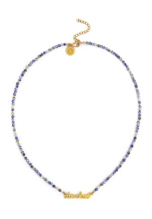 Zarte Halskette mit kleinen blauen und goldenen Perlen und einem goldenen Anhänger mit der Aufschrift „abuela“ mit einem Herzdetail und einem verstellbaren Kettenschloss.