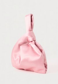 Mala nó em cetim rosa com uma textura suave e macia, apresentando uma alça única com nó e uma forma assimétrica e arredondada.