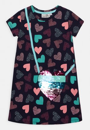 Vestido azul marino para niña con patrones de corazones multicolores y un parche grande de corazón brillante con lentejuelas, con dos tirantes azul verdoso.