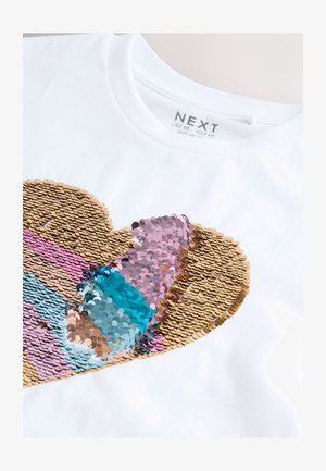 Bela majica s kratkimi rokavi z večbarvnim srcem iz bleščic v zlati, roza, modri in vijolični barvi. Okrogli izrez, mehka tkanina.