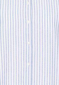 Gestreept shirt gemaakt van licht katoen, met dunne blauwe en witte verticale strepen, witte knopen aan de voorkant en een zachte textuur.