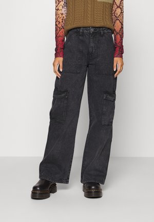 Zwarte denim cargo broek met een wijde pijpdesign, voorzien van twee voorzakken en een hoge tailleband. Textuurstof en een relaxte pasvorm.