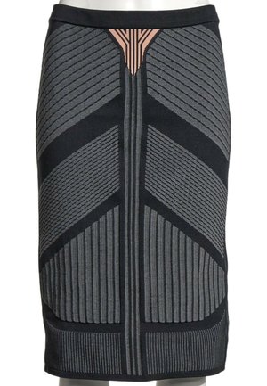 Jupe noire longueur genou avec motifs géométriques gris et rayures verticales, dotée d'une ceinture fine et d'un petit détail triangle pêche près du haut centre.
