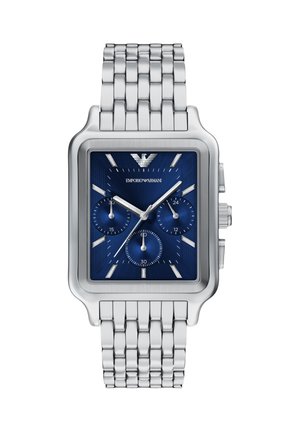 Zegarek ze stali nierdzewnej z srebrną bransoletą, niebieską prostokątną tarczą, trzema podtarczami oraz srebrnymi wskaźnikami godzin i wskazówkami. Widoczne logo Emporio Armani.