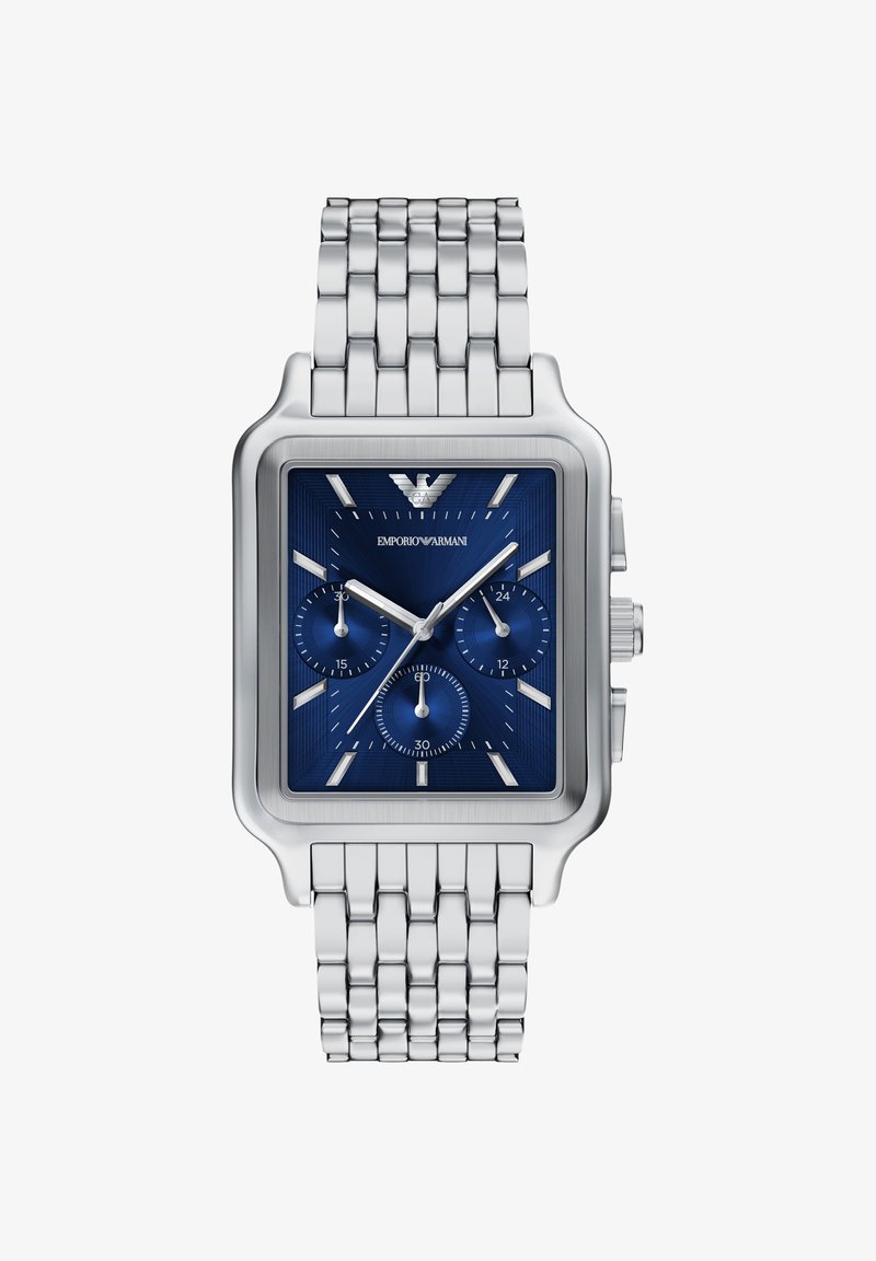 Reloj de acero inoxidable con pulsera plateada, esfera rectangular azul, tres subesferas y marcadores de hora y manecillas plateados. Logotipo de Emporio Armani visible.