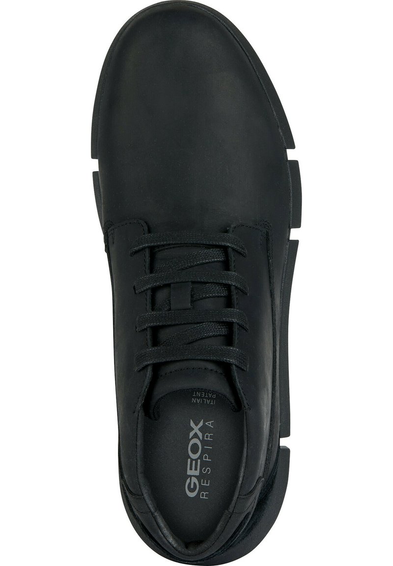 Schwarzer Lederschuh mit Schnürsenkeln, runder Zehenform und strukturiertem Obermaterial. Enthält Geox-Logo im Inneren. Flache Sohle mit leichtem Absatz.