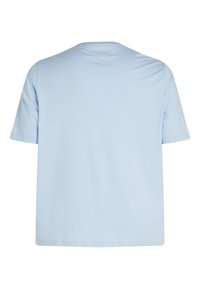 Απλό ανοιχτό μπλε κοντομάνικο T-shirt, εμφανιζόμενο από πίσω, με απλό στρογγυλό λαιμόκοψη και χωρίς ορατά λογότυπα ή σχέδια.