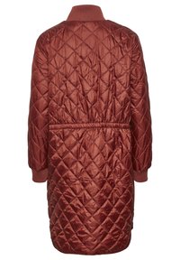 Kurtka pikowana w kolorze rdzawym, z żebrowanym kołnierzem i mankietami, elastycznym pasem oraz gładką, błyszczącą teksturą w diamentowe wzory.