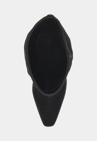 Zwarte schoen met puntige neus gemaakt van glad suède, met een instappersontwerp zonder zichtbare hardware en een chique, minimalistische stijl.