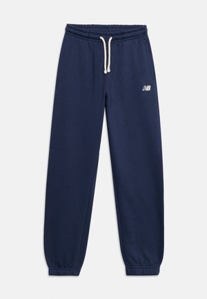 Tmavomodré tepláky s elastickým pásom a manžetami, bielou šnúrkou a malým bielym logom New Balance na ľavom stehne.