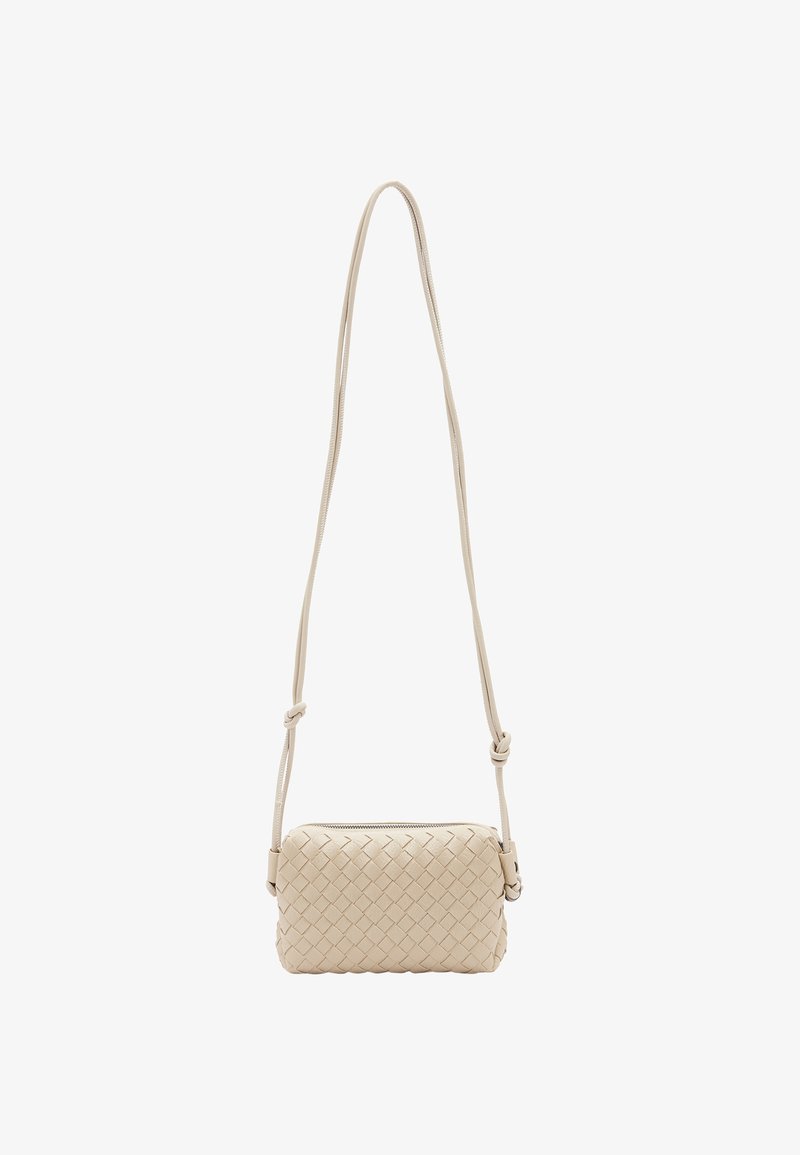 Beige gewebte Leder Umhängetasche mit rechteckiger Form, Reißverschluss und verstellbarem Riemen mit einem einfachen Knoten-Detail.