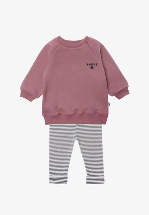 Rosa Sweatshirt mit dem Schriftzug "AMORE" und Herzdetail, kombiniert mit schwarz-weißen gestreiften Leggings. Weicher Stoff, lässige Passform, Raglanärmel.