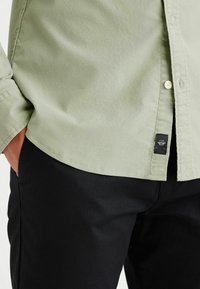 DOCKERS STRETCH OXFORD - Camicia - lint dyed light green