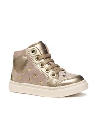 Zapatillas altas de ante rosa con acentos dorados, diseño en forma de corazón y patrón de puntos, puntera redonda y suela de goma beige.