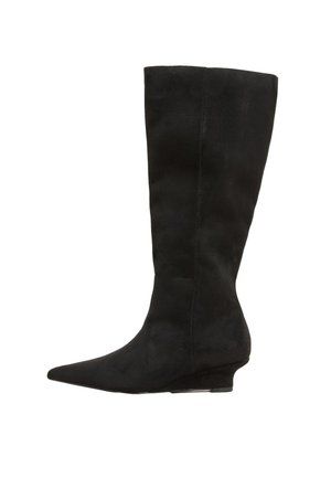 Botte noire en daim montant jusqu'au genou avec bout pointu et petit talon compensé, vue de profil sur fond blanc.