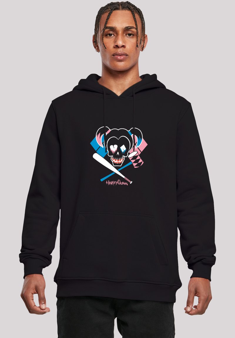 Svart hettegensere laget av mykt stoff, med et fargerikt grafikk av et skjelett med bjørneører og ulike symboler, inkludert en baseballkølle.