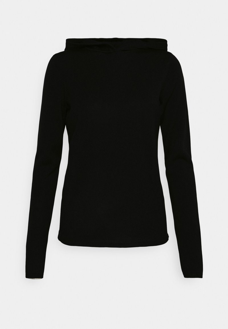 Haut noir à manches longues, ajusté, avec un col bateau haut et une texture lisse et unie sur un fond clair uni.