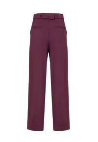 Pantaloni larghi bordeaux, a vita alta con design con cintura. Presentano due tasche posteriori e un tessuto liscio con una leggera lucentezza.