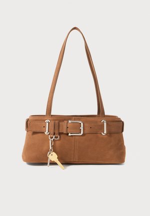 Hnědá semišová kabelka se strukturovaným tvarem, stříbrným kováním, dvěma ramenními popruhy a dekorativním přívěskem.