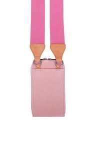 Borsa a tracolla in tela rosa con una texture liscia, caratterizzata da dettagli in pelle nei punti di collegamento della tracolla e accessori in argento.