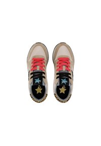 Beigenväriset mokkanahkaiset tennarit, joissa mustat ja harmaat yksityiskohdat, punaiset nauhat ja kultainen tähtikoriste mustassa sisäpohjassa. Pyöristetty kärki ja kuvioitu pohjakuvio.