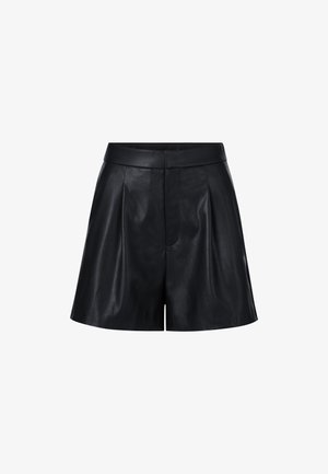 Schwarze hochwertige Leder-Shorts mit hoher Taille, vorderen Falten und einem figurbetonten Bund, auf einem weißen Hintergrund präsentiert.