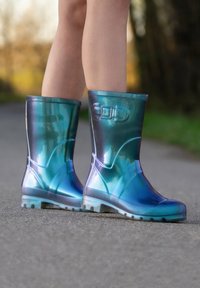 Iriscerende rubberen regenlaarzen met een textuur op het oppervlak, enkelhoogte en een stevige zool. De kleur verandert van blauw naar groen met een gladde afwerking.