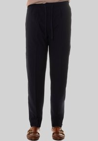 Pantaloni leggeri blu navy con vita regolabile tramite cordoncino, dotati di tasche laterali e design a gamba dritta.
