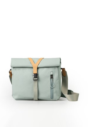 Borsa a tracolla verde chiaro con cinghia regolabile, tasca frontale con cerniera e fibbia color cuoio che assicura una chiusura arrotolata.