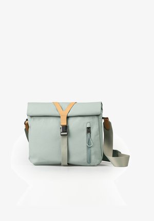 Borsa a tracolla verde chiaro con cinghia regolabile, tasca frontale con cerniera e fibbia color cuoio che assicura una chiusura arrotolata.