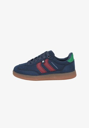 Zapatillas de ante azul marino con rayas burdeos, cordones grises y un acento verde en el talón. Suela de goma y silueta curvada para un diseño clásico.