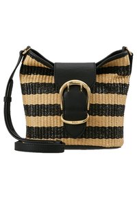 Vävd halmhandväska med svarta och beige ränder, utformad med en svart läderklaff och en glänsande guldig spänne detalj. Justerbar rem ingår.