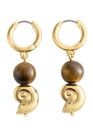 Boucles d'oreilles créoles en or avec des pierres rondes marron et des pendentifs en forme de coquillage en spirale dorée suspendus sous chaque pierre.