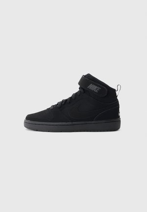 Schwarzer Nike High-Top-Sneaker mit Schnürsenkeln, Klettverschluss und Zuglasche, minimalistisches Design, Seitenansicht auf schlichtem grauem Hintergrund.