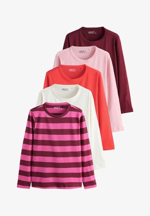 Vijf shirts met lange mouwen en een ronde hals opgestapeld, kleuren van voor naar achter: roze en bordeauxstrepen, wit, rood, lichtroze en bordeaux.