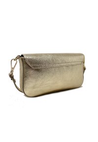 Pochette oro metallico con texture liscia, forma rettangolare, patta sicura e tracolla removibile.